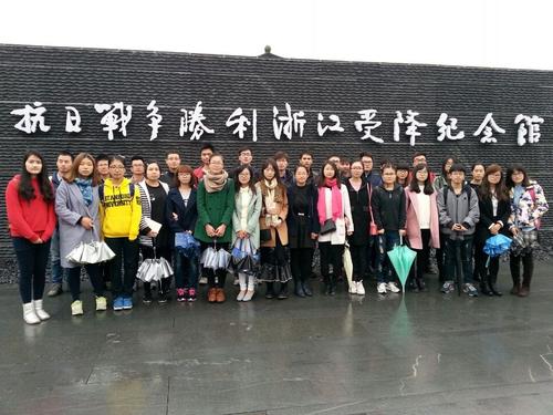 社团学姐
学生党员在受降纪念馆合影