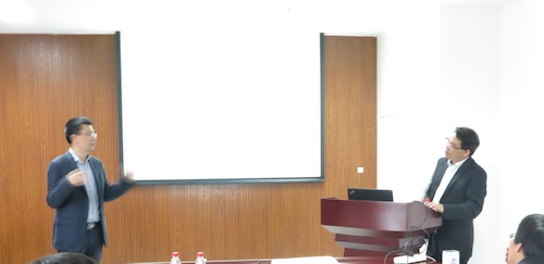 何勇教授(右)与师生交流