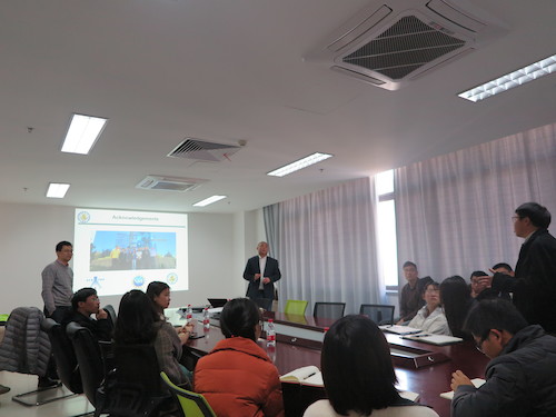 Toshikazu Miyoshi教授与师生交流