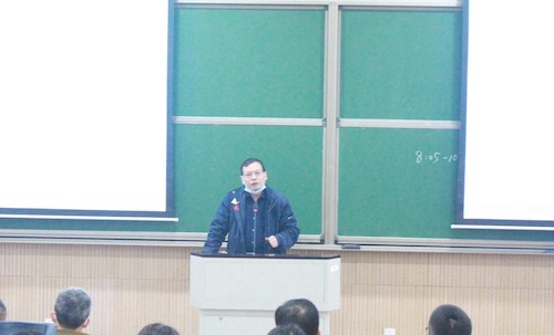 有机硅重点实验室主任、社团学姐
院长章鹏飞在会上作表态发言